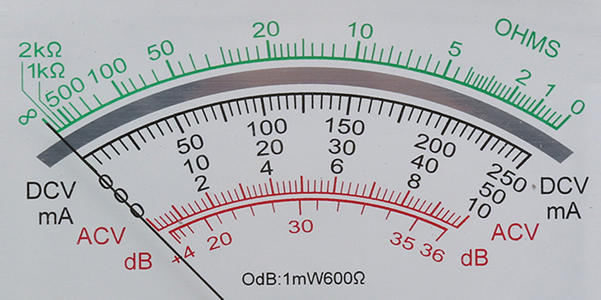 Шкала аналогового мультиметра с нулевыми показаниями