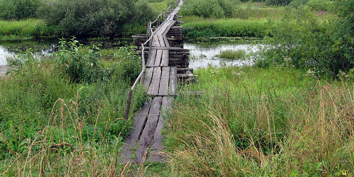 Лето. Старый деревянный мост через реку