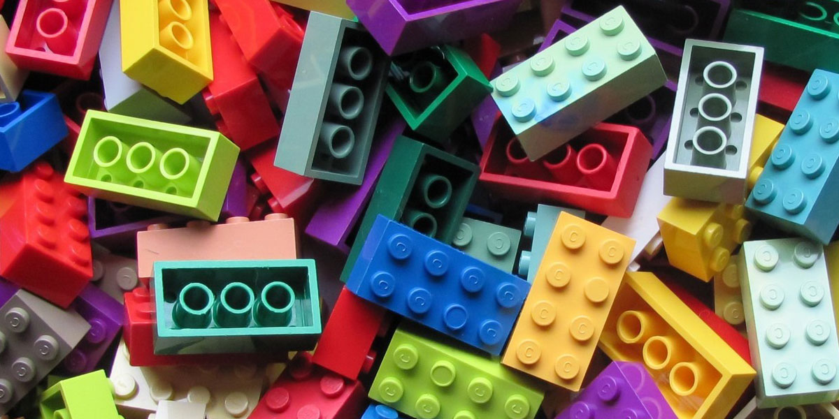 Много разноцветных кубиков LEGO крупным планом